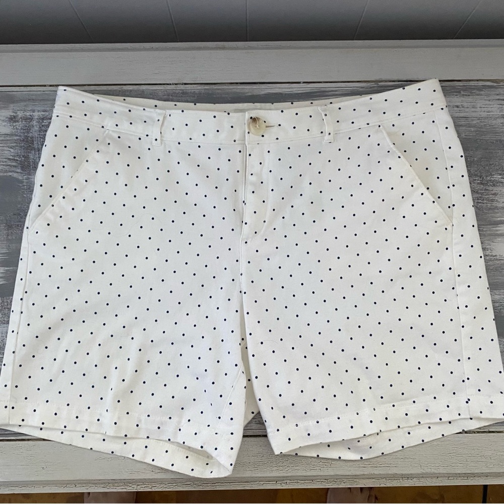Dockers white w navy blue polka dots shorts size 14